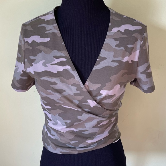 PINK VICTORIAS SECRET GREEN CAMOUFLAGE WRAP TOP SIZE MEDIUM - Picture 1 of 5